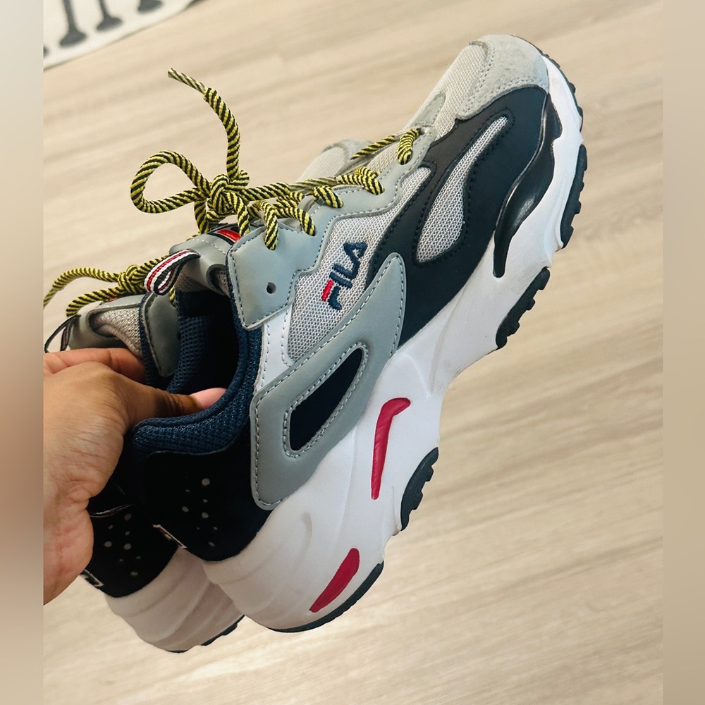 🔥 FREE w PURCHASE 🔥 Fila Ray Tracker Sneakers Big Kids Size 6